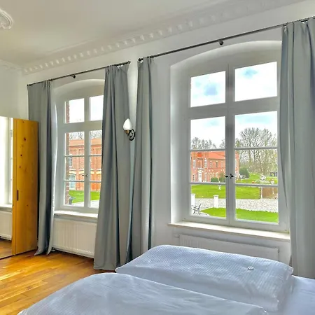 Gut Vorwerk 아파트 *